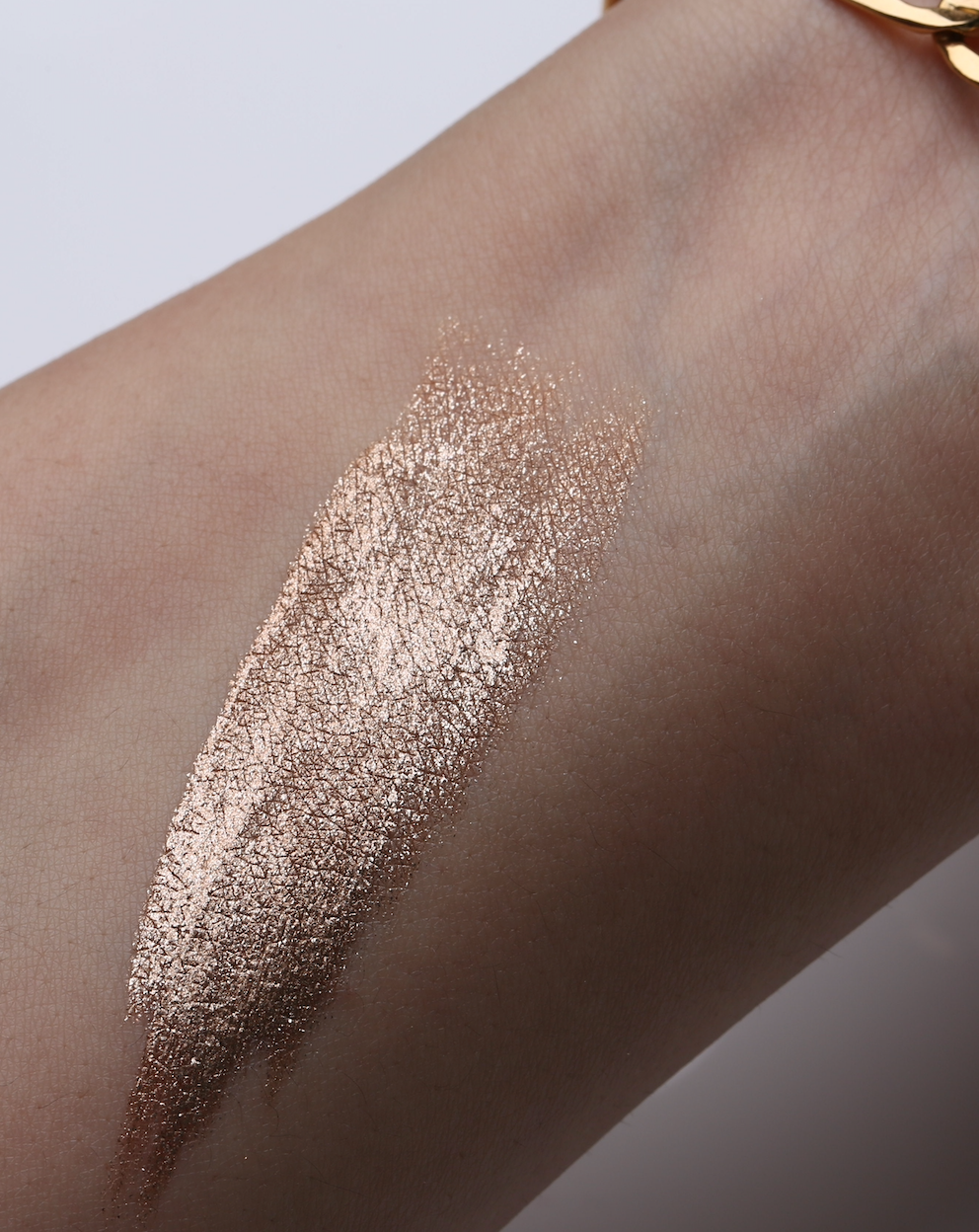 Long lasting liquid eyeshadow shimmer