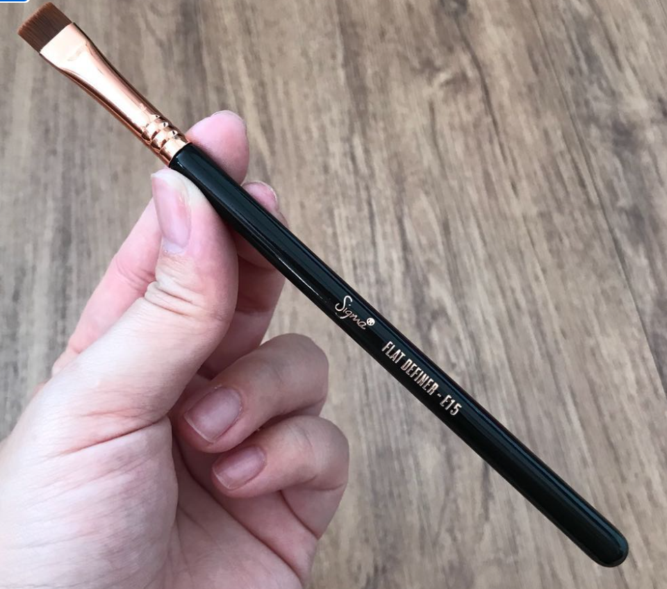 Sigma beauty - E15 FLAT DEFINER BRUSH - BLACK/CHROME