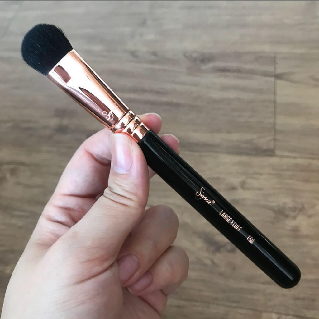 Sigma Beauty - E50 LARGE FLUFF BRUSH - BLACK/CHROME